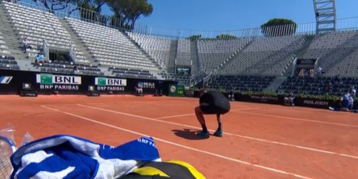 Paire, che scena: fotografa il punto contestato con il telefono