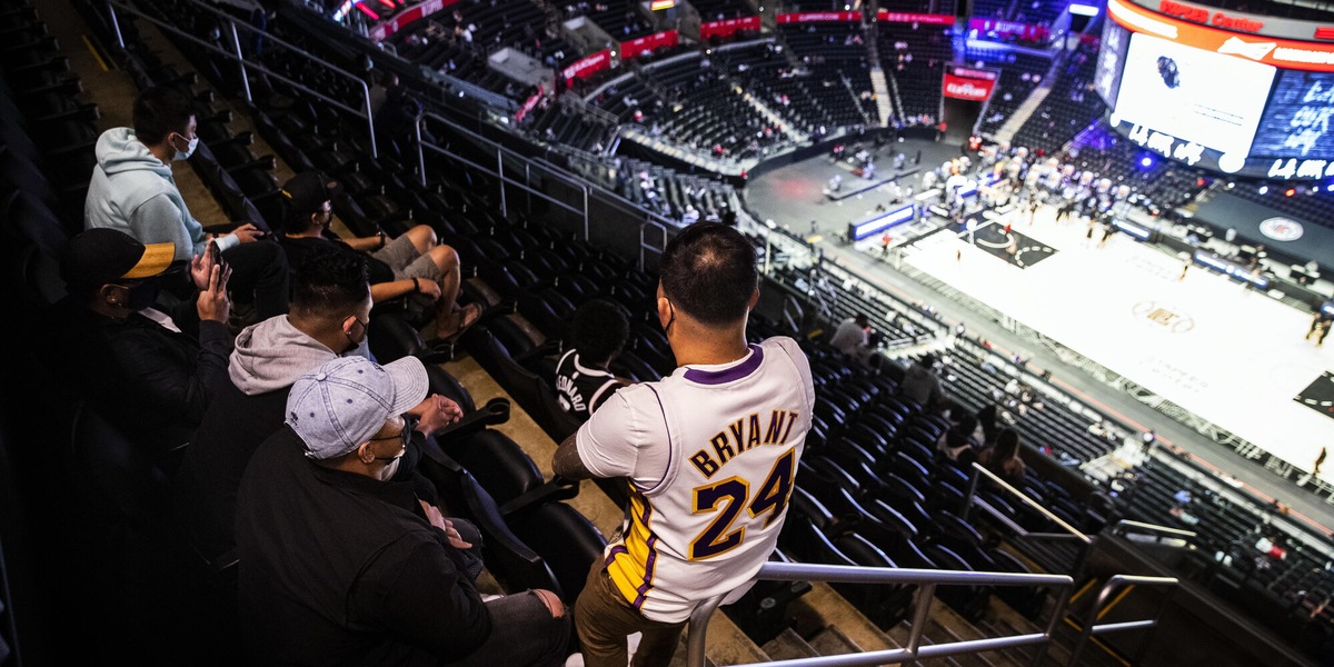 Nba, i Lakers battono i Knicks all'overtime. Cade Philadelphia