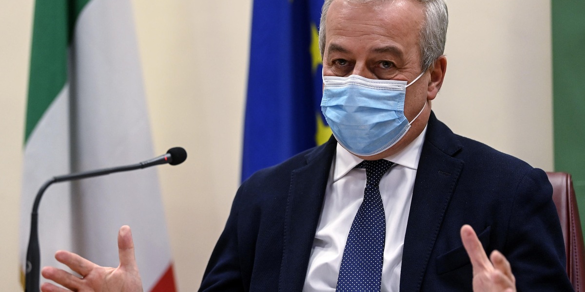 Locatelli: “Coprifuoco potrebbe slittare. Mascherine via? Vedremo”