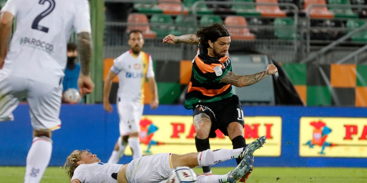 Serie B, Venezia ok nell'andata dei play off: Lecce battuto 1-0