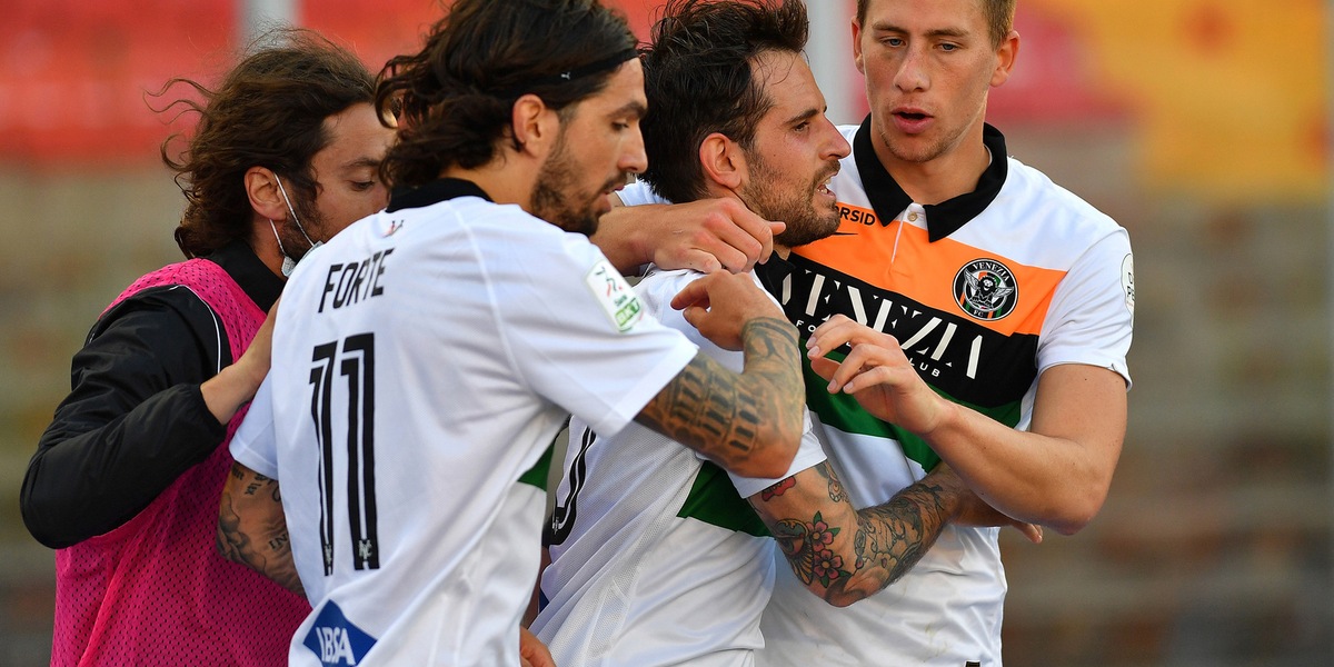 Lecce-Venezia 1-1: Aramu e Pettinari, Zanetti in finale playoff