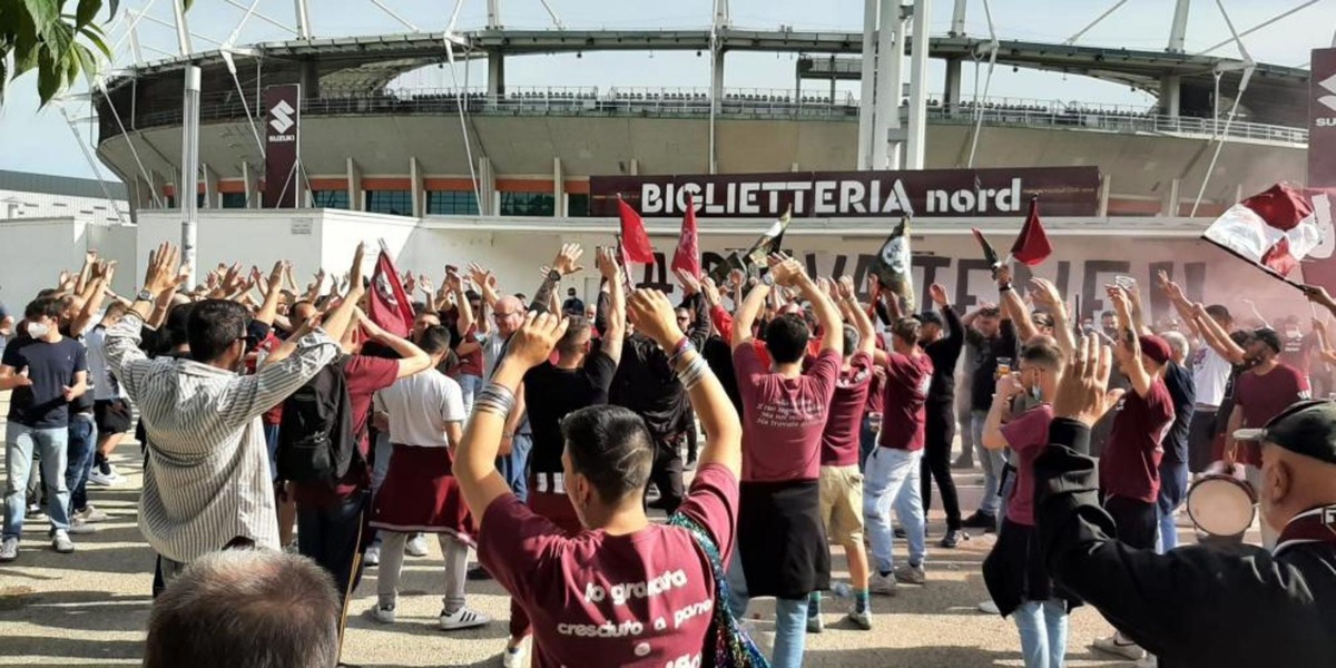 Torino, tanti tifosi a contestare la squadra e la società