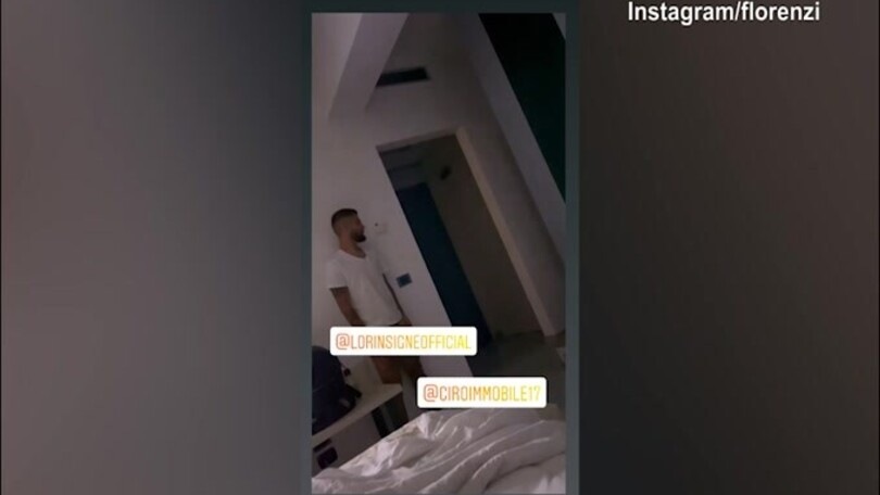 Che spavento! Immobile esce dal bagno e...Insigne colpisce