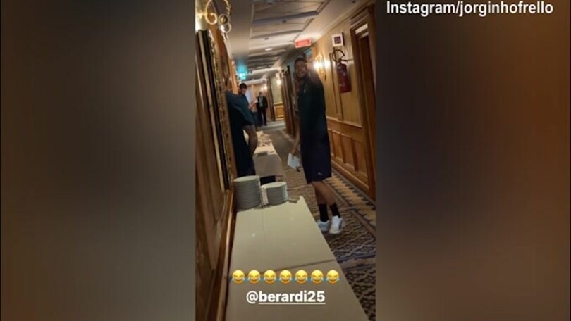 Donnarumma e Berardi chiusi fuori, Jorginho ride e sfotte