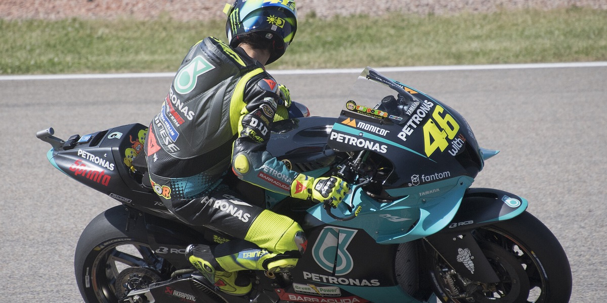 MotoGp, Valentino Rossi cade ad Assen: moto distrutta