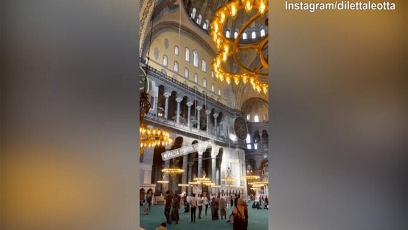 Diletta Leotta visita la Basilica di Santa Sofia