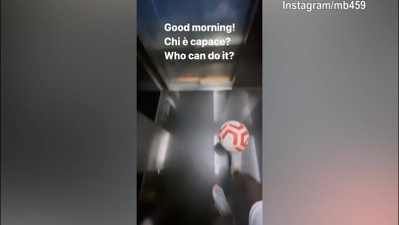 Balotelli, palleggi incredibili in ascensore!