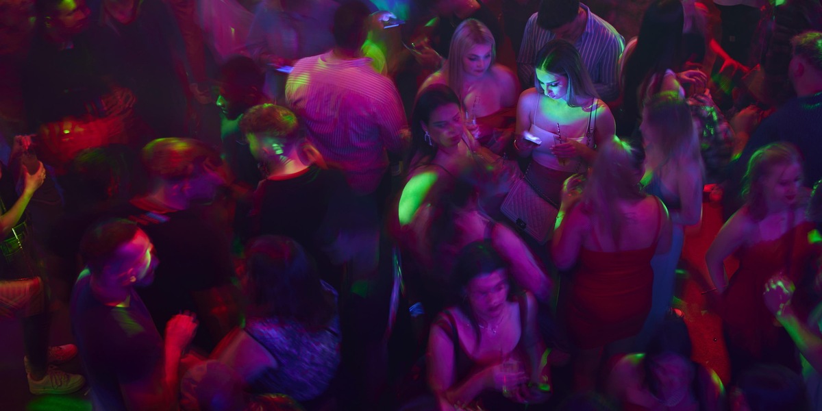 Rave party di 700 persone a Maleo: 3 casi di variante Delta