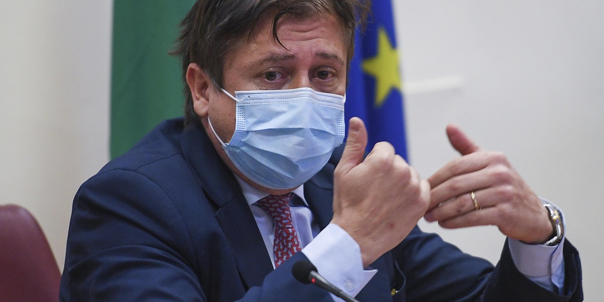 Variante Delta, Sileri: “Forse servirà rimodulare Green pass”