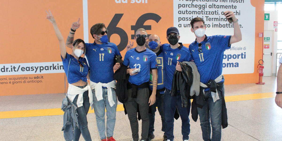 Belgio-Italia, l'entusiasmo dei tifosi in partenza per Monaco