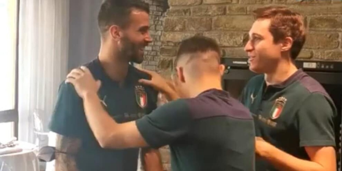 Italia, il saluto dei compagni a Spinazzola: quanti abbracci