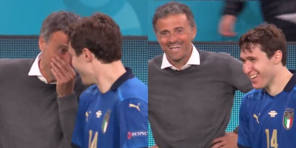 Luis Enrique scherza con Chiesa durante Italia-Spagna: il siparietto