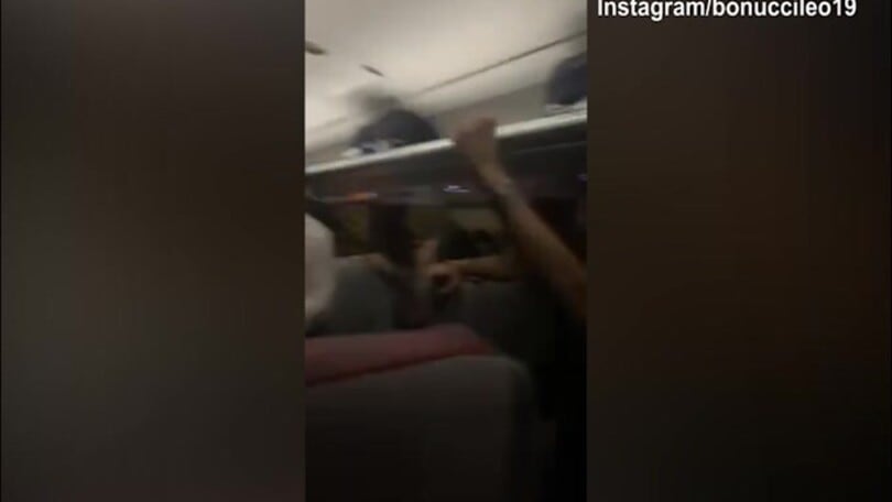 Non solo Notti Magiche, il pullman azzurro canta l'inno