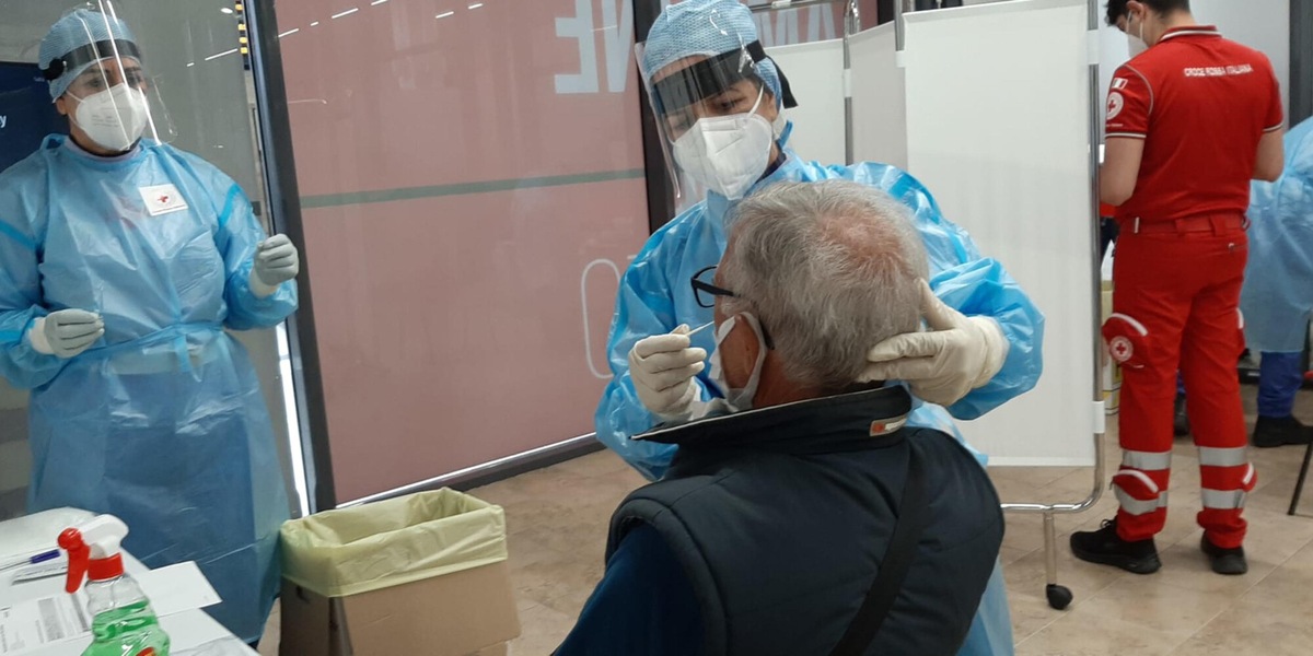 Covid, il bollettino odierno: 1.400 nuovi casi e 12 vittime