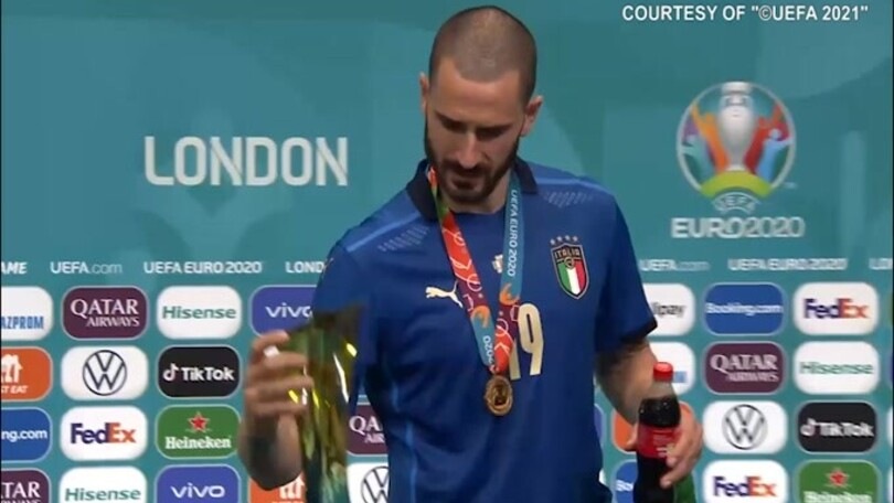 Bonucci, che show in conferenza: birra e coca-cola, poi selfie con Mancini