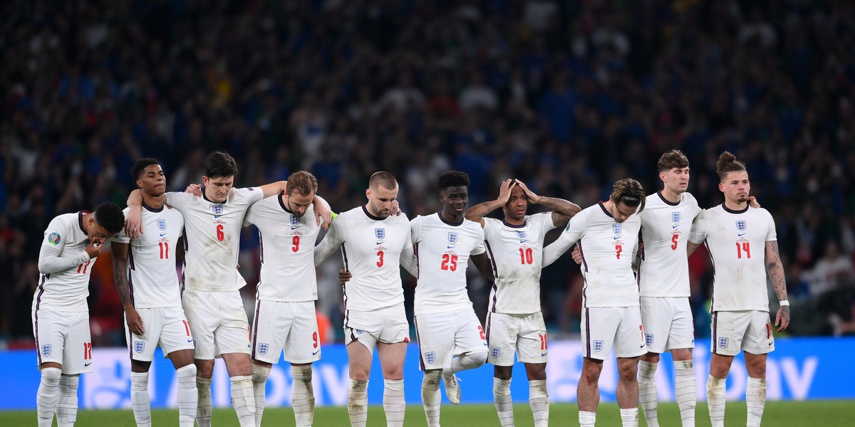 La nazionale inglese si toglie la medaglia dopo la premiazione: tifosi infuriati