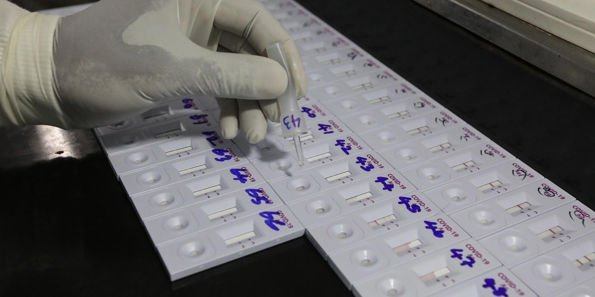 Covid, la variante Delta: sintomi, chi contagia e vaccini