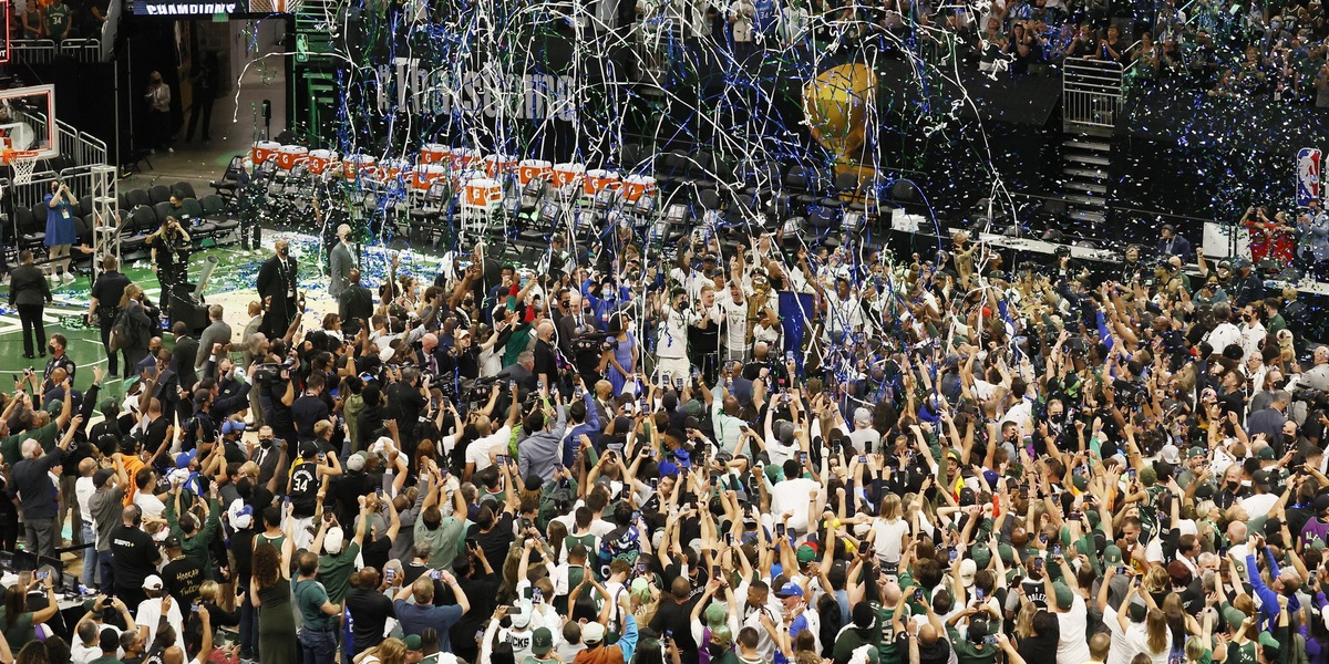 Milwaukee campione Nba dopo 50 anni. Antetokounmpo super: Suns ko