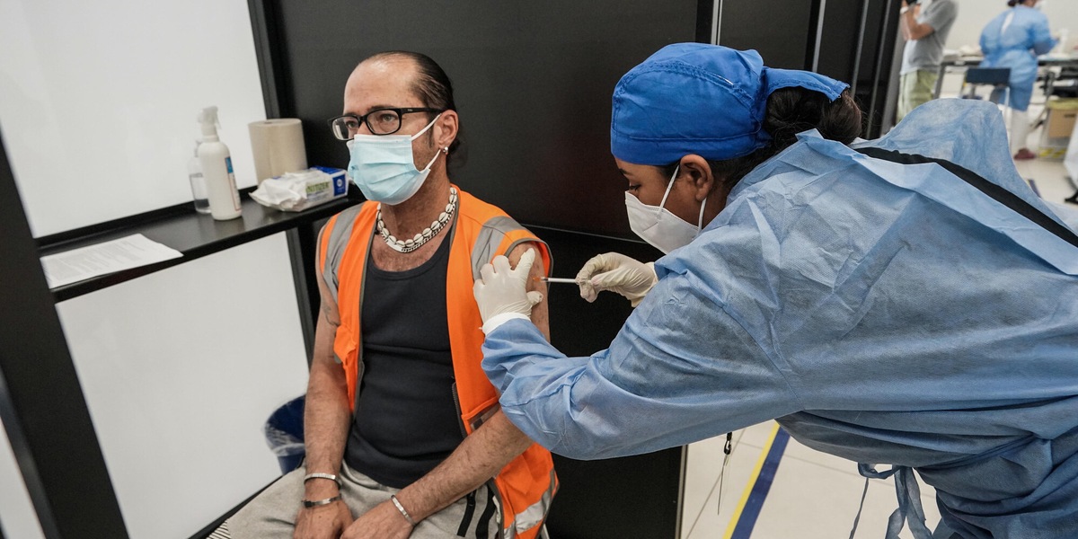 Vaccini Covid: a chi andrà prima la terza dose