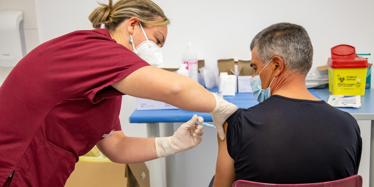 Terza dose di vaccino, Brusaferro dice sì: ecco chi deve farla