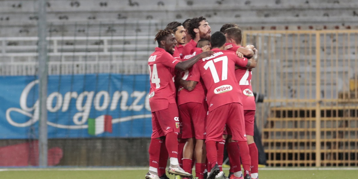 Coppa Italia, il Catanzaro supera il Como 6-5 ai rigori e sfiderà il Verona