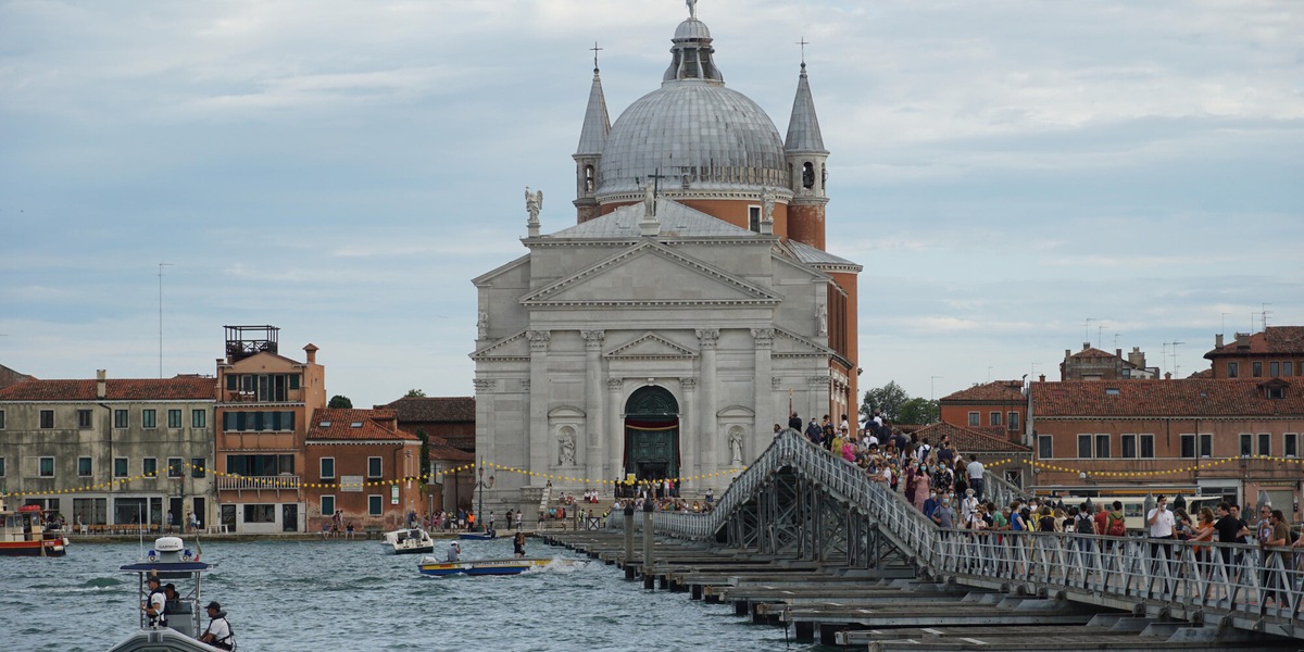 Venezia, arriva l'alta marea: sfiorato il metro