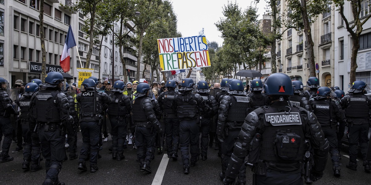 Caos in Francia, 250mila persone protestano contro il Green Pass