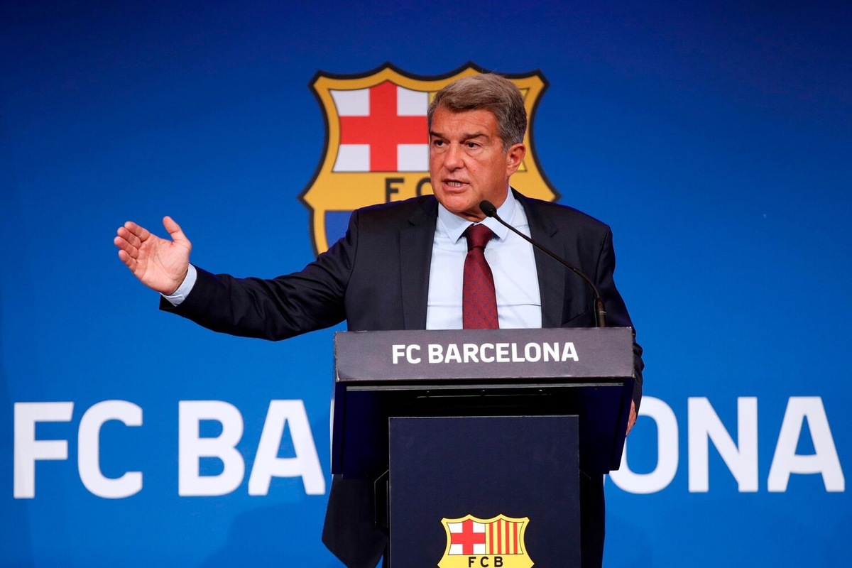 Barcellona, Laporta: “Pjanic? Se va venduto è meglio che giochi…”