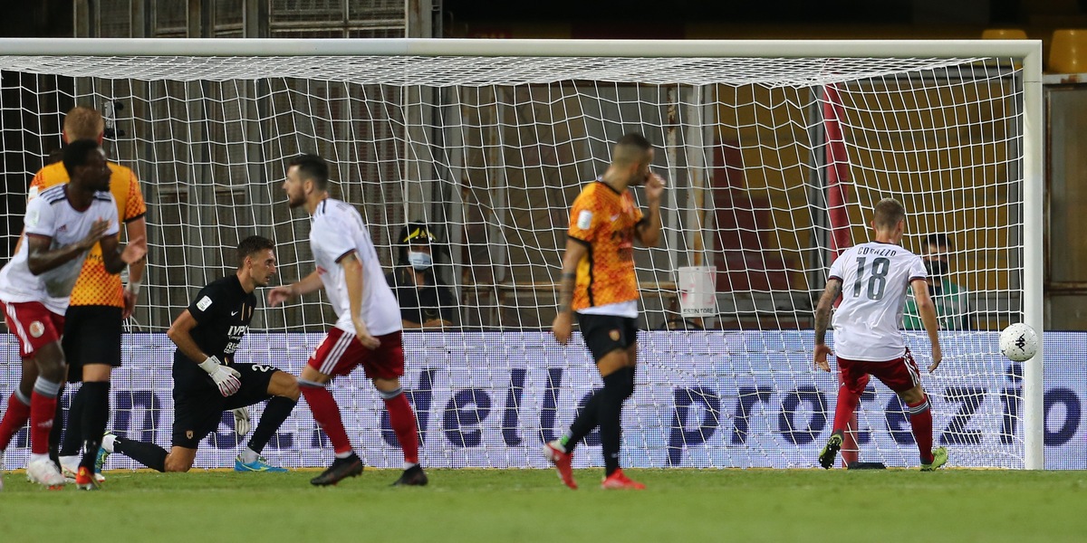 Alessandria ko a Benevento, non basta Corazza. Como, gran pari a Crotone