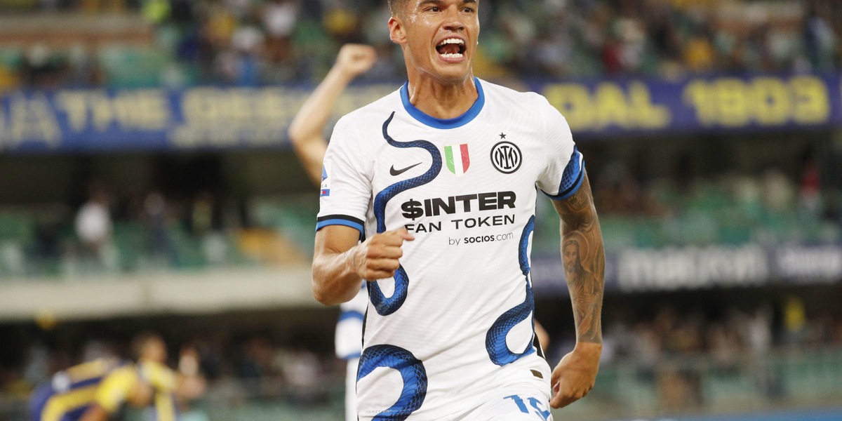Handanovic sbaglia, Lautaro e Correa rimediano: Inter tris a Verona