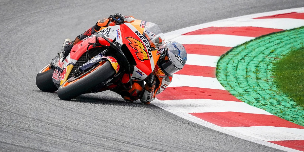 MotoGp, Pol Espargaro ottiene la pole a Silverstone. Rossi in terza fila
