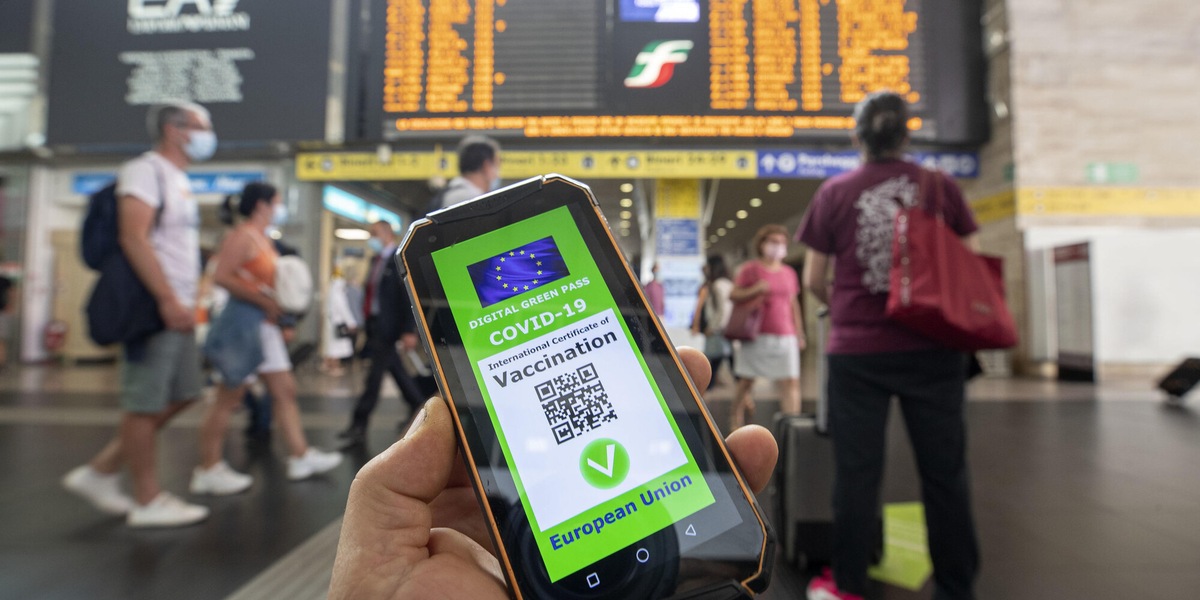 Green pass, oggi si cambia: le nuove regole per trasporti e scuola