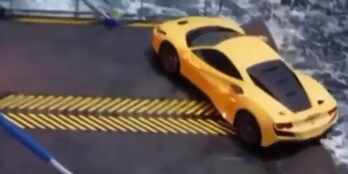 La Ferrari sta per scivolare in mare ma... la manovra per salvarla spiazza tutti VIDEO