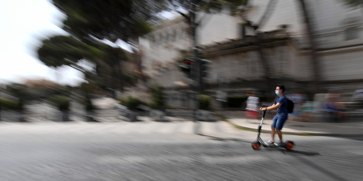 Roma, scontro tra auto e monopattino: muore un 34enne