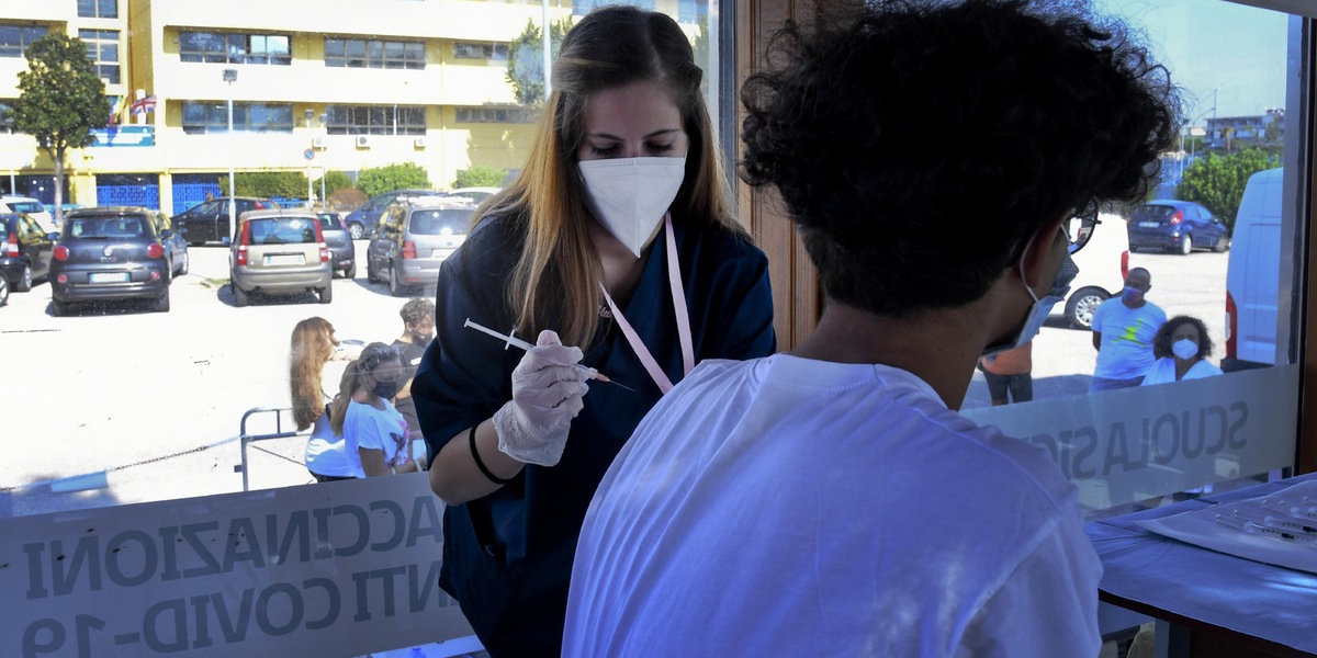 Terza dose vaccino anti Covid: arriva il via libera dell'Aifa