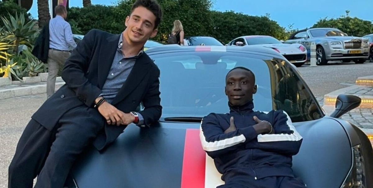 Khaby Lame e Leclerc, come si entra in una Ferrari 488? Il video è uno spasso