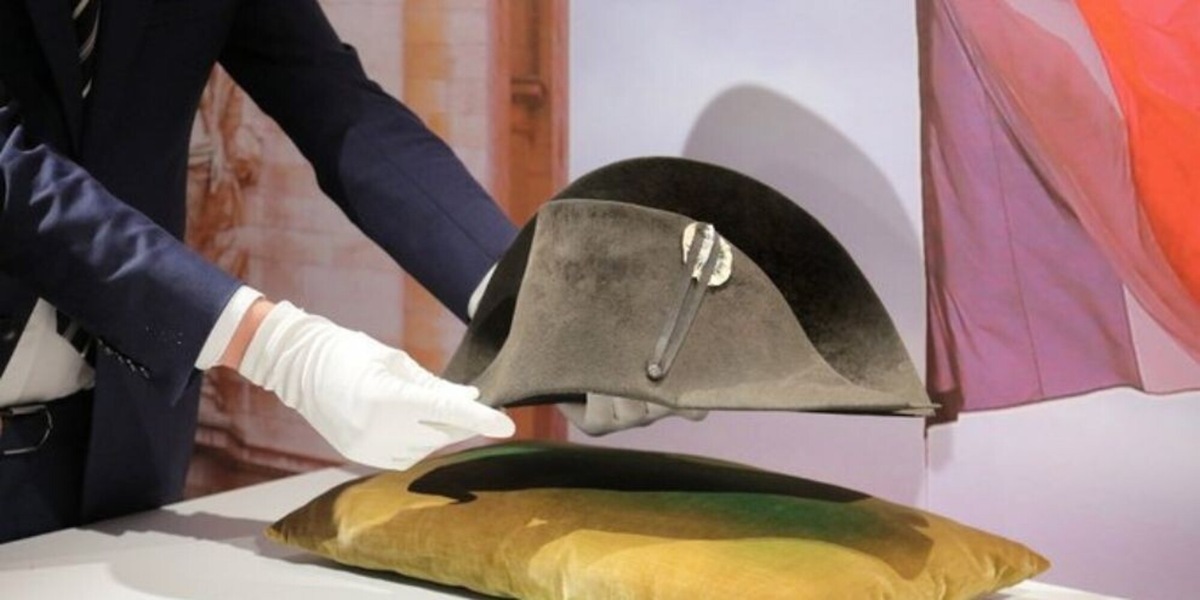 Cappello di Napoleone da record: venduto all'asta per 1,2 milioni euro