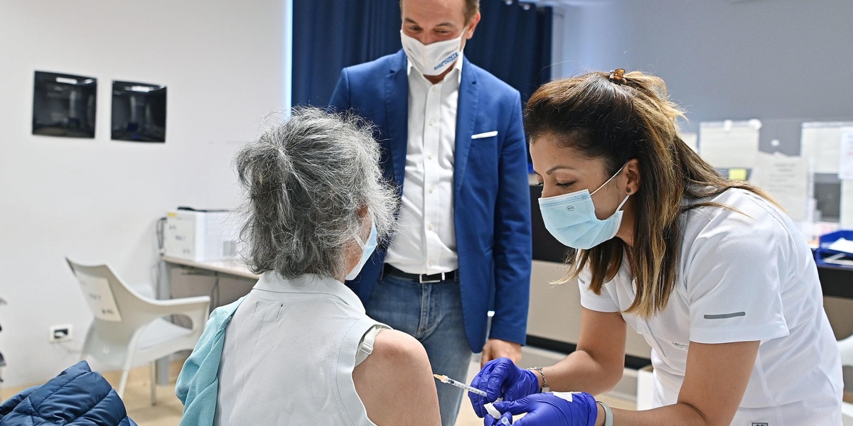 Covid, cosa succede al nostro corpo quando riceviamo la terza dose di vaccino