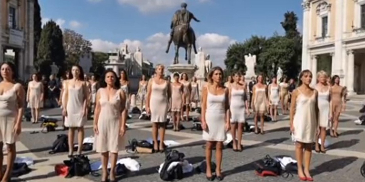 Le ex hostess di Alitalia si spogliano in un flash mob: clamoroso a Roma