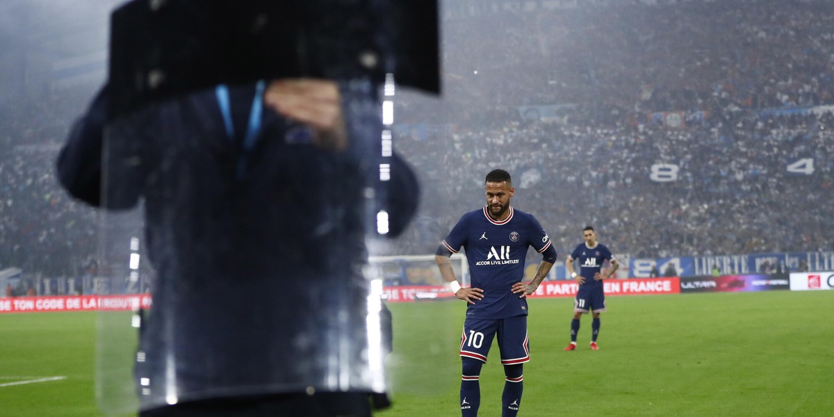 Neymar protetto dagli scudi in Marsiglia-Psg per tirare l'angolo