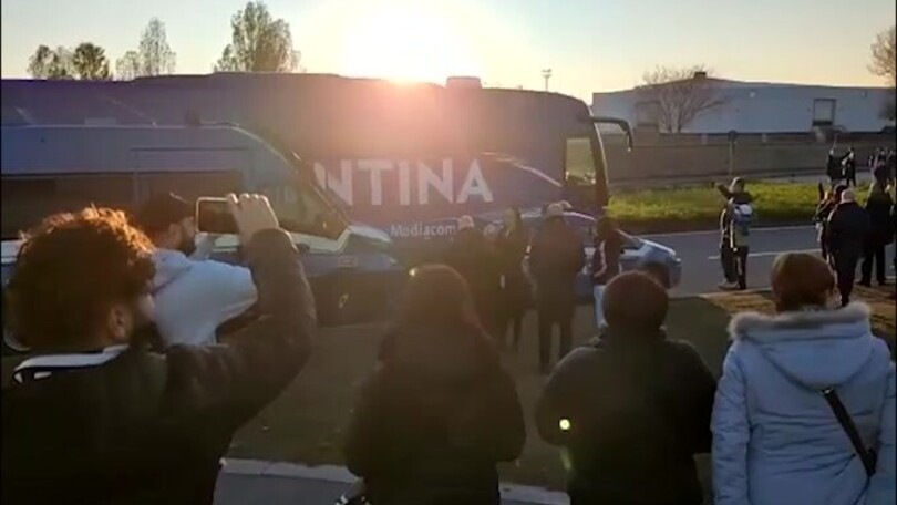 Juve-Fiorentina il pullman viola arriva fra i fischi