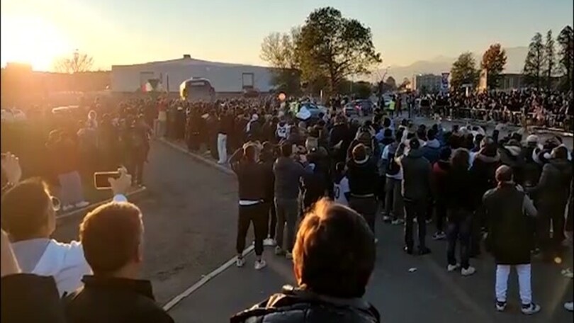 Juventus-Fiorentina il pullman della Juve arriva con il tifo bianconero
