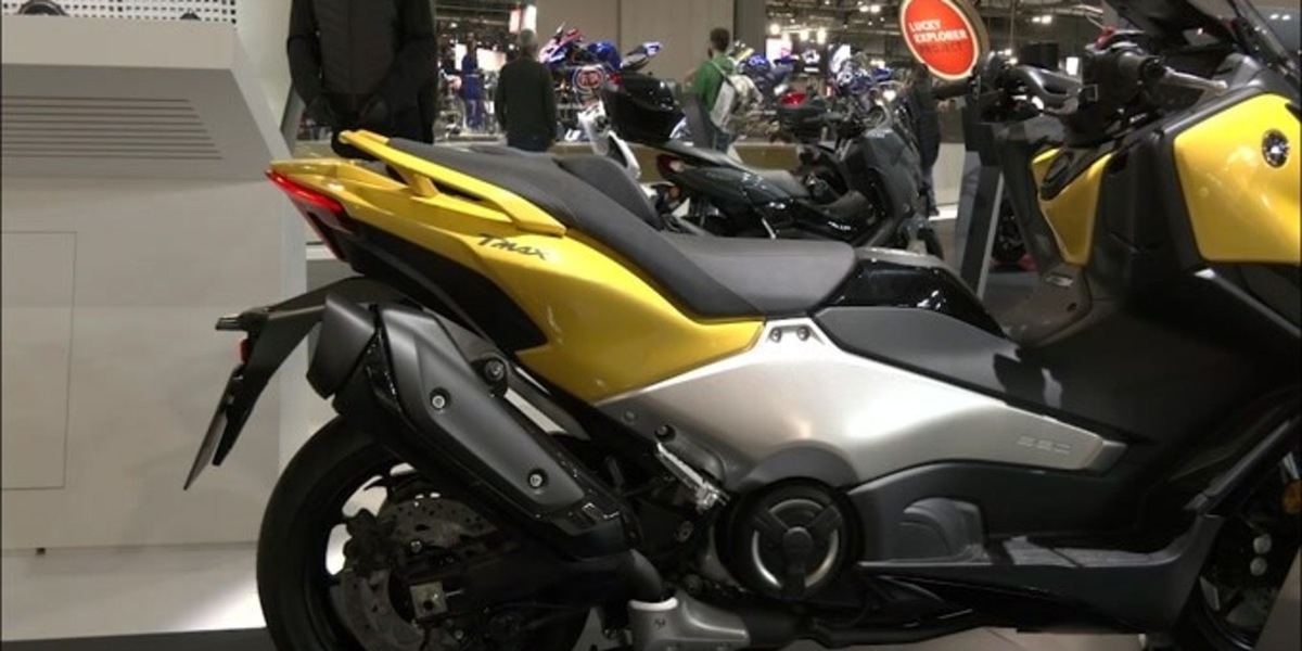 Yamaha TMax 2022, l'icona dei maxi scooter diventa più sportiva