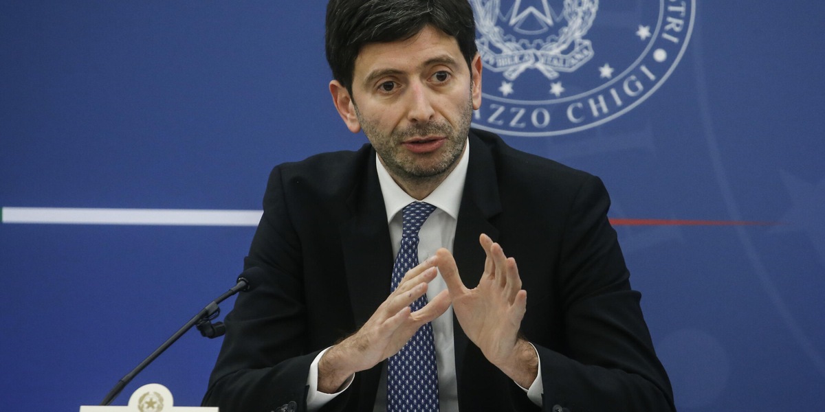 Covid, Speranza: "Massima prudenza in Europa su variante sudafricana"