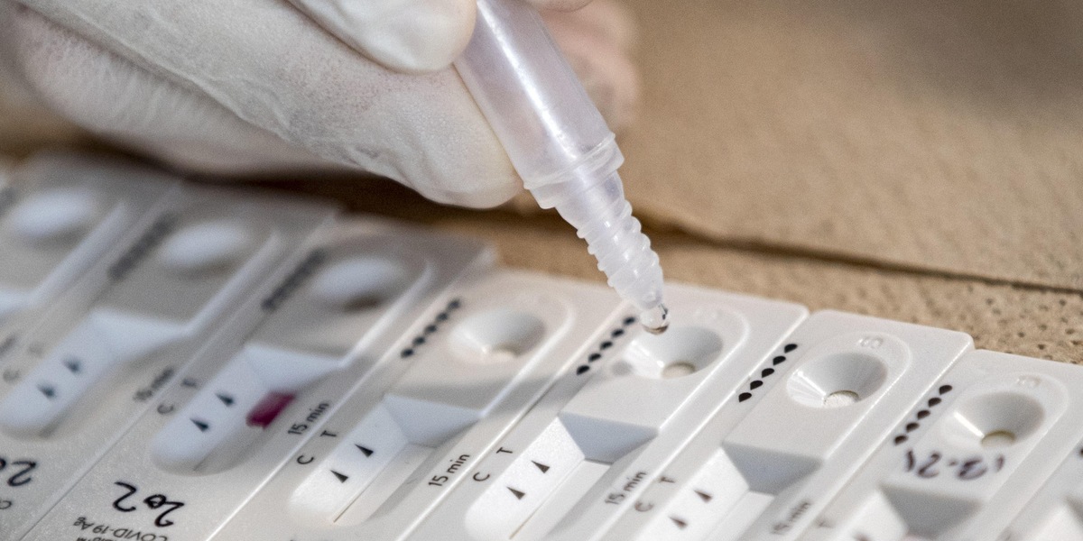 Finto operatore sanitario in strada, pensionato faceva tamponi: ecco dove