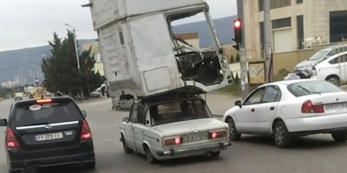 Fiat 124 clamorosa: si carica sul tetto la cabina del camion! VIDEO