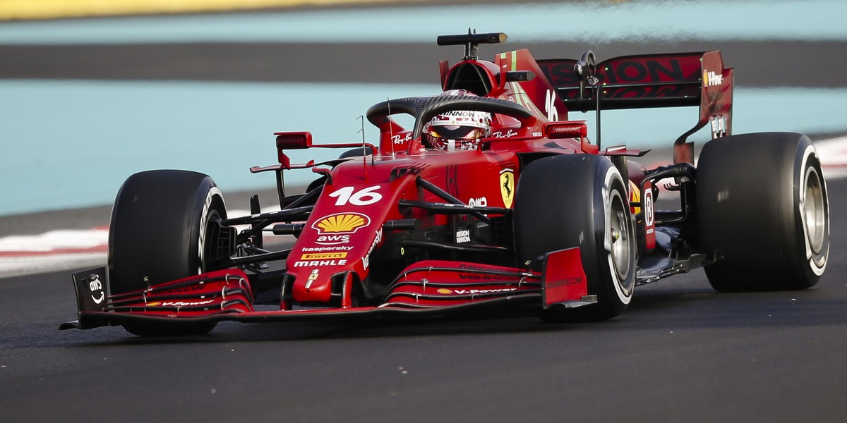 F1, Ferrari: Leclerc e Sainz con caschi speciali ad Abu Dhabi