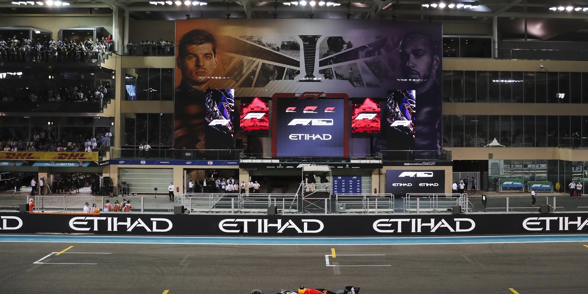 F1, ad Abu Dhabi Verstappen in pole, Hamilton 2°. Sainz parte 5° con la Ferrari