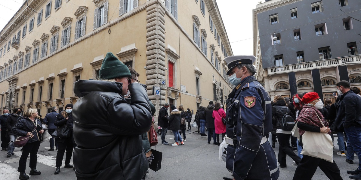 Covid, obbligo mascherina all'aperto nel Lazio dal 23 dicembre