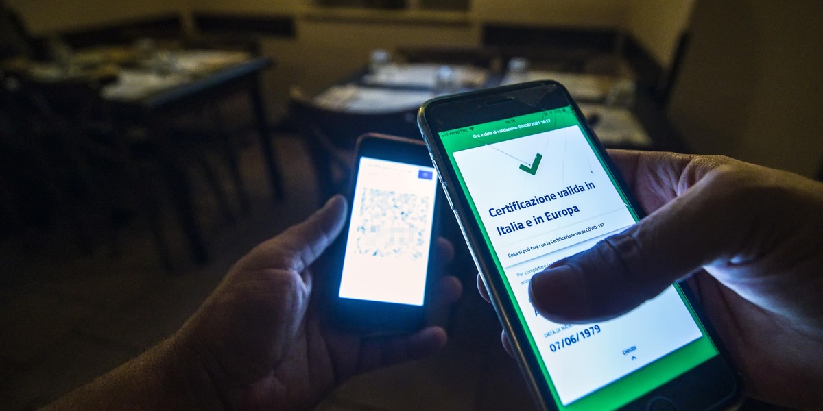 Donna lancia cappuccino alla barista: le aveva chiesto il Green Pass